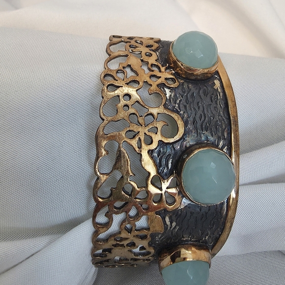 Jewelry - Elegant Gold and Green Women's Bracelet